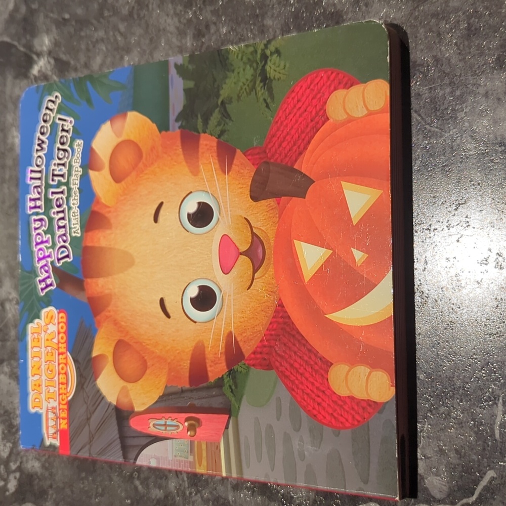 ⭐️ 5/ $25  Happy Halloween Daniel Tiger lift the flap book